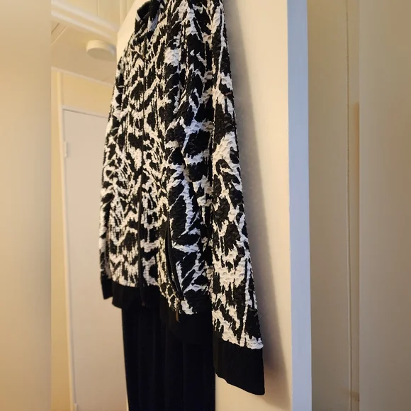 Chicos Travelers Elegant Black and White Women's 2 Piece Set - Picture 2 of 5